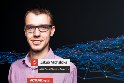 Mann sitzt vor einem Computer