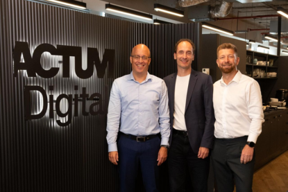 Mann sitzt vor einem Computer