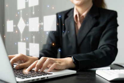 Mann sitzt vor einem Computer