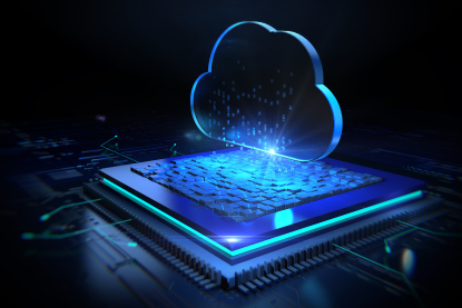 Mann sitzt vor einem Computer