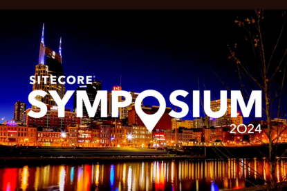 Mann sitzt vor einem Computer